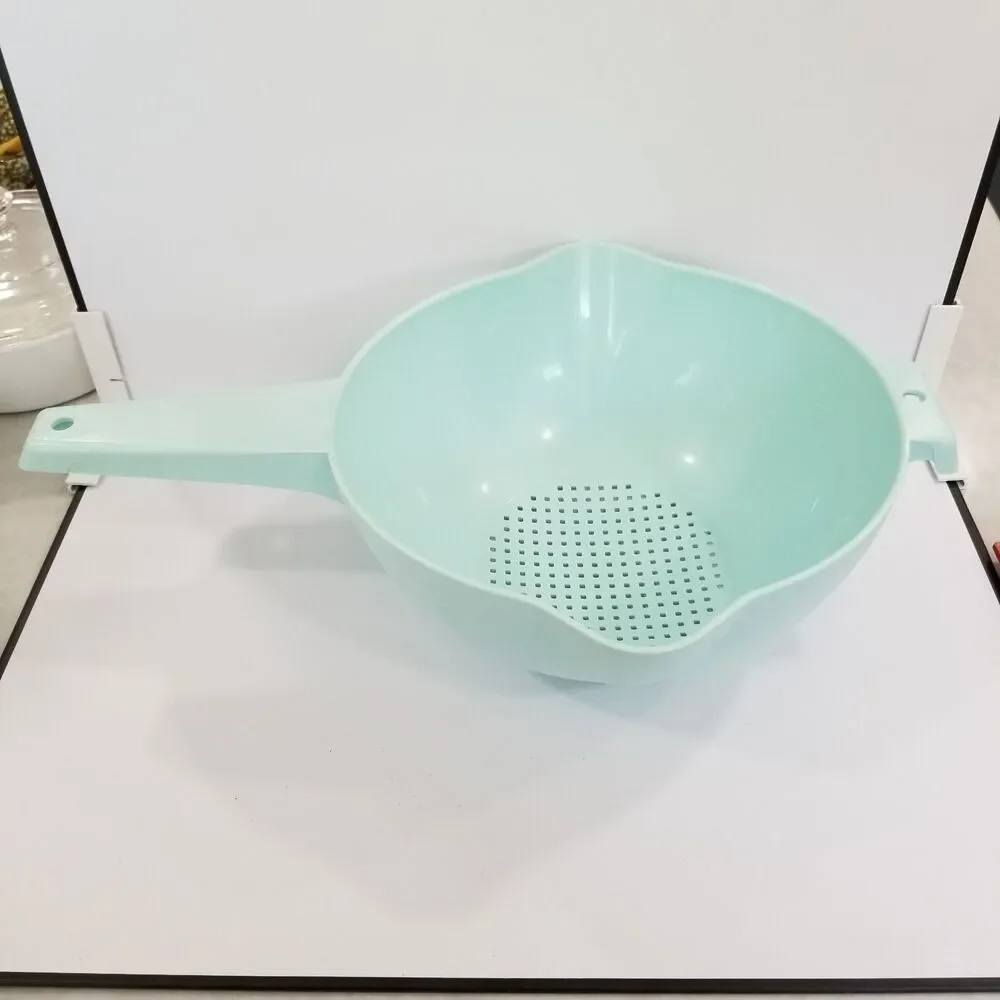 Tupperware 1523 Mint/Aqua Greenish blue 2 Qt Colander Strainer w/ Handle & Spout